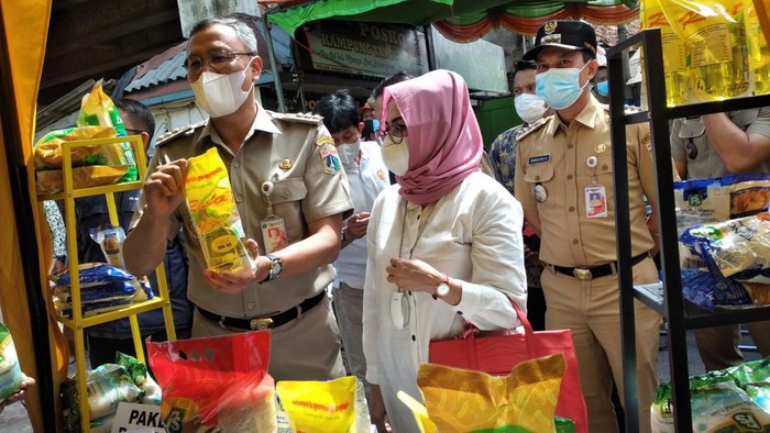 Bazar Sembako Murah di Jakpus, Minyak Goreng Hanya Rp20 Ribu SAHARA (Sahabat Usaha Rakyat) dan INKOWAPI (Induk Koperasi Wanita Pengusaha Indonesia) bekerja sama dengan PUSKOWAPI DKI Jakarta menggelar bazaar sembako murah. Khusus untuk wilayah Jakarta Pusat, bazaar sembako murah ini akan diadakan di 44 kelurahan secara bergilir dari 4 - 31 April 2022.