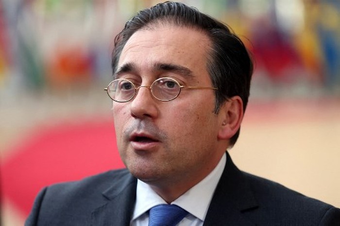 Spanish Minister of Foreign Affairs, European Union and Cooperation, Jose Manuel Albares speaks to the press before an extraordinary Foreign Affairs Council meeting on Ukraine at the EU headquarters in Brussels on February 25, 2022. - Russian President launched a full-scale invasion of Ukraine on February 24, killing dozens and forcing hundreds to flee for their lives in the pro-Western neighbour. (Photo by Franois WALSCHAERTS / AFP)