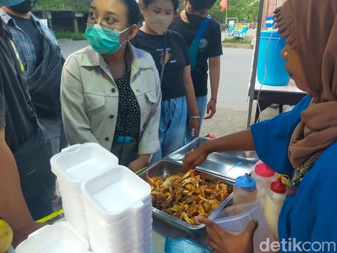 Berburu takjil Baby Crab di Masjid Al Akbar Surabaya