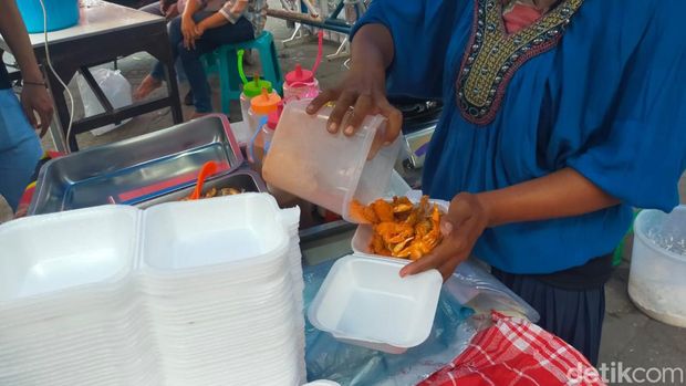Berburu takjil Baby Crab di Masjid Al Akbar Surabaya