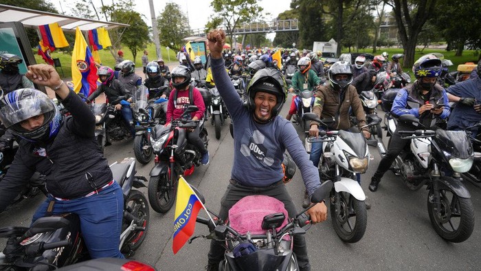 Boncengan Naik Motor di Kolombia Ada Aturan Jam, Ini Alasannya Wali Kota Claudia Lopez jadi sorota warga Bogota, Kolombia. Pasalnya belum lama ini ia melarang warga boncengan naik motor di jam-jam tertentu. Ini alasannya.