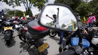 Sementara itu, aturan ini memicu kontroversi di masyarakat. Tak sedikit warga, khususnya para pengendara motor yang menolak aturan ini.