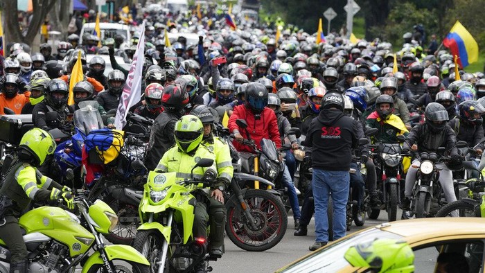 Boncengan Naik Motor di Kolombia Ada Aturan Jam, Ini Alasannya Wali Kota Claudia Lopez jadi sorota warga Bogota, Kolombia. Pasalnya belum lama ini ia melarang warga boncengan naik motor di jam-jam tertentu. Ini alasannya.