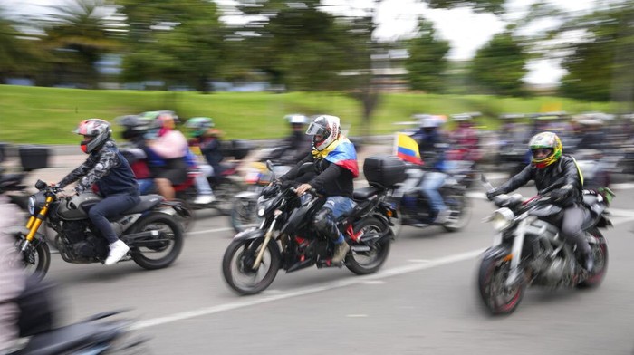 Boncengan Naik Motor di Kolombia Ada Aturan Jam, Ini Alasannya Wali Kota Claudia Lopez jadi sorota warga Bogota, Kolombia. Pasalnya belum lama ini ia melarang warga boncengan naik motor di jam-jam tertentu. Ini alasannya.