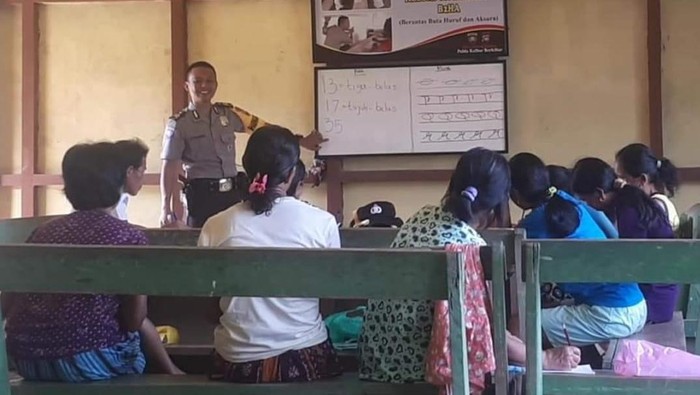Bripka Indra Wahyudin, pengentas buta huruf warga desa di Sintang, Kalimantan Barat