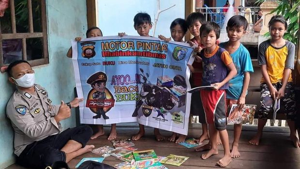 Bripka Indra Wahyudin, pengentas buta huruf warga desa di Sintang, Kalimantan Barat