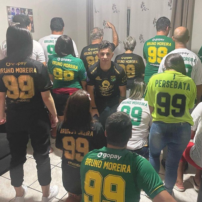 Bruno Moreira mem-Bonek-kan keluarganya di Brasil. Itu seperti dalam foto yang diunggah Bruno di akun Instagramnya, @brunomoreira99.