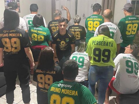 Bruno Moreira 'mem-Bonek-kan' keluarganya di Brasil. Itu seperti dalam foto yang diunggah Bruno di akun Instagramnya, @brunomoreira99.