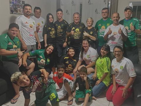 Bruno Moreira 'mem-Bonek-kan' keluarganya di Brasil. Itu seperti dalam foto yang diunggah Bruno di akun Instagramnya, @brunomoreira99.
