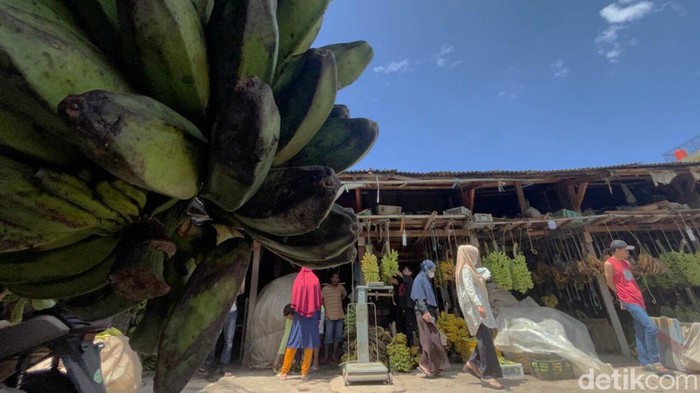 Buah pisang sebagai bahan dasar makanan kolak pisang mengalami kebanjiran order selama bulan puasa, Selasa, 5/4/2022.