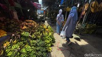 Buah pisang sebagai bahan dasar makanan olahan khas Ramadan mengalami kebanjiran pesanan selama bulan puasa.