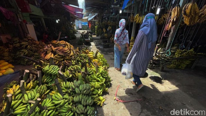 Buah pisang sebagai bahan dasar makanan kolak pisang mengalami kebanjiran order selama bulan puasa, Selasa, 5/4/2022.