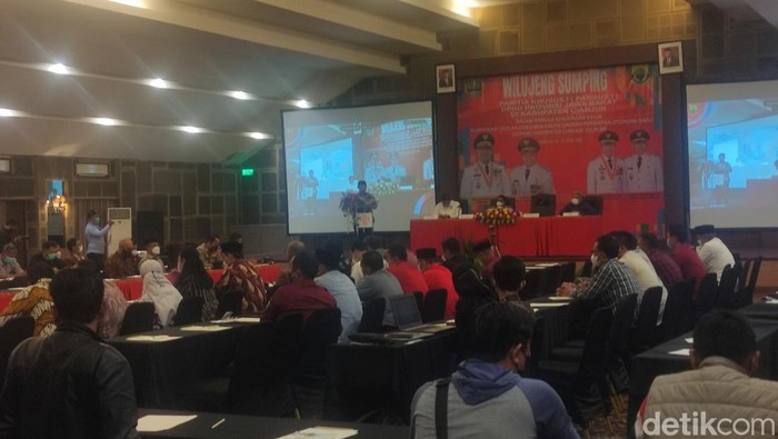Bupati Cianjur Herman Suherman saat bertemu Pansus I CPDOB.