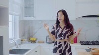 Kirana Larasati mengatakan bahwa dapurnya kini menjadi lebih luas. Selain itu, perabotan di dapurnya juga banyak yang berubah dari sebelumnya. Foto: YouTube Kirana Larasati