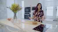 Di dapurnya, Kirasa Larasati menggunakan kompor listrik. Menurut Kirana, kompor listrik lebih aman dan lebih praktis. Foto: YouTube Kirana Larasati