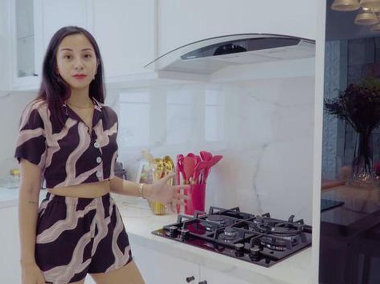 10 Potret Dapur Kirana Larasati yang Mewah dan Bernuansa Putih