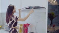 Tepat di atas kompor gas ada exhaust fan untuk menghilangkan asap dan baru ketika memasak. Kirana menunjukkan bahwa exhaust fan-nya bisa diatur kekuatannya. Foto: YouTube Kirana Larasati