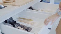 Untuk peralatan makan seperti sendok, dapur dan pisau disimpan di dalam rak meja berwarna putih. Semua alat makan disimpan sesuai dengan warnanya. Foto: YouTube Kirana Larasati