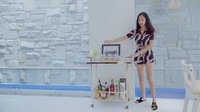 Bukan hanya rak untuk alat makan dan alat masak, Kirana juga memiliki rak untuk menyimpan minuman dan gelas. Semuanya diletakkan di samping meja makan. Foto: YouTube Kirana Larasati