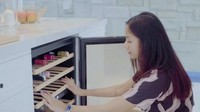 Terakhir, di dapur Kirana Larasati juga memiliki wine cellar atau lemari es untuk mendinginkan wine agar tahan lama. Foto: YouTube Kirana Larasati