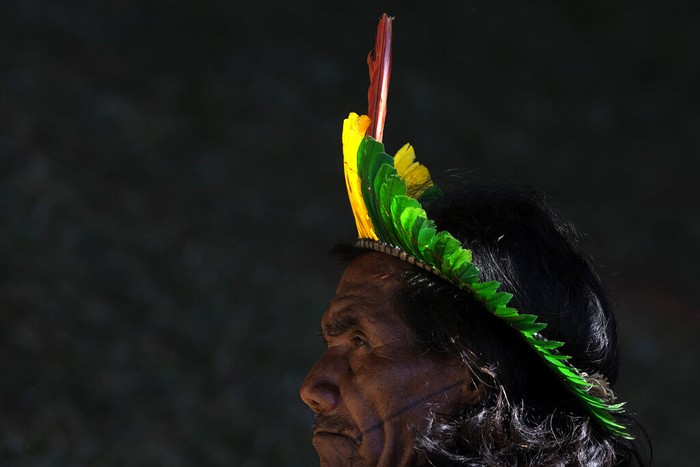 Detil Eksotis dari Para Suku Asli di Brasil Suku-suku asli di Brasil mengadakan pertemuan tahunan di Ibu Kota Brasilia. Sejumlah isu dibahas seperti hak tanah adat. Tetap dengan busana eksotis suku tersebut.