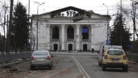 Penampakan teater Mariupol yang rusak parah.