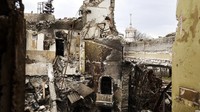 Penampakan gedung teater yang hangus dan hancur usai dibombardir Rusia.