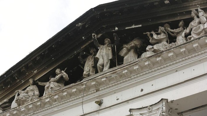 Dibombardir Rusia, Teater Tempat Berlindung Warga Mariupol Hancur A view of the Mariupol theater damaged during fighting in Mariupol, in territory under the government of the Donetsk People's Republic, eastern Ukraine, Monday, April 4, 2022. (AP Photo/Alexei Alexandrov)