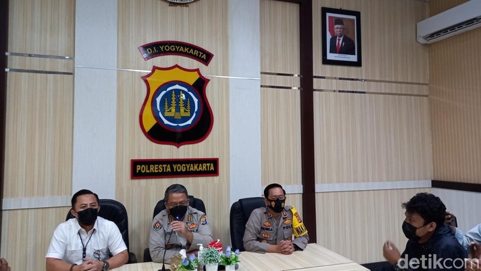 Dirkrimum Polda DIY Kombes Ade Ary Syam Indradi (tengah).