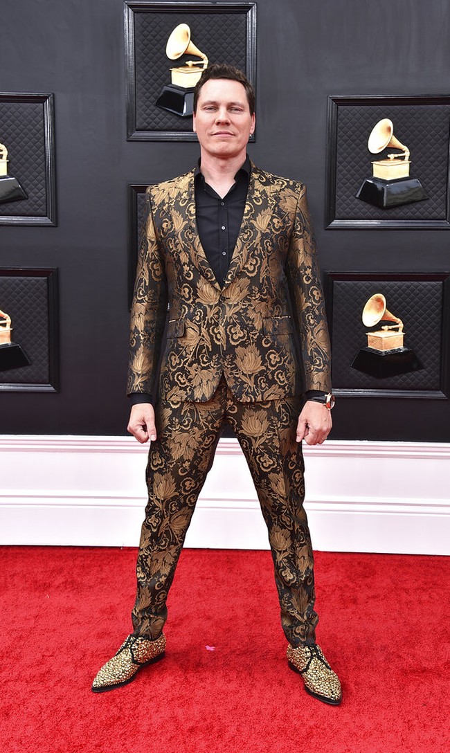 Musisi 53 tahun asal Belanda itu menunjukkan sisi modisnya dengan setelan bermotif floral klasik dalam nuansa hitam-emas dari Dolce & Gabbana. (Foto: Jordan Strauss/Invision/AP)