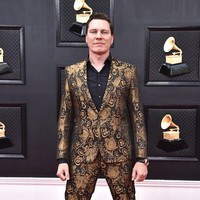 Musisi 53 tahun asal Belanda itu menunjukkan sisi modisnya dengan setelan bermotif floral klasik dalam nuansa hitam-emas dari Dolce & Gabbana. (Foto: Jordan Strauss/Invision/AP)