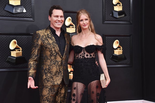 DJ Tiesto turut menghadiri perhelatan Grammy Awards 2022 yang digelar di Las Vegas, AS, Minggu (3/4/2022). Kali ini, ia datang bersama sang istri, model Annika Backes. (Foto: Jordan Strauss/Invision/AP)