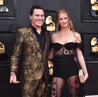 DJ Tiesto turut menghadiri perhelatan Grammy Awards 2022 yang digelar di Las Vegas, AS, Minggu (3/4/2022). Kali ini, ia datang bersama sang istri, model Annika Backes. (Foto: Jordan Strauss/Invision/AP)