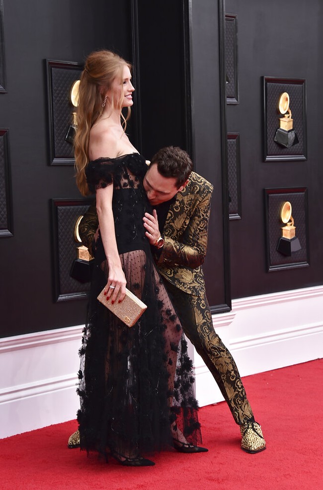 Tak hanya itu, ia bahkan mencium perut sang model yang berusia lebih muda 27 tahun darinya. Sejoli ini tampak begitu bahagia. (Foto: Jordan Strauss/Invision/AP)