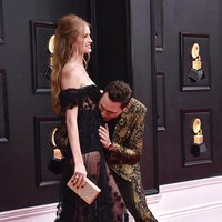 Tak hanya itu, ia bahkan mencium perut sang model yang berusia lebih muda 27 tahun darinya. Sejoli ini tampak begitu bahagia. (Foto: Jordan Strauss/Invision/AP)