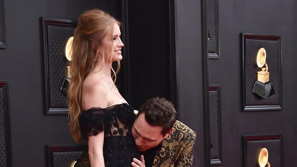 Momen Manis DJ Tiesto Umumkan Istri Hamil Anak Kedua di Red Carpet Grammy