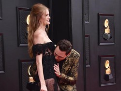 Momen Manis DJ Tiesto Umumkan Istri Hamil Anak Kedua di Red Carpet Grammy