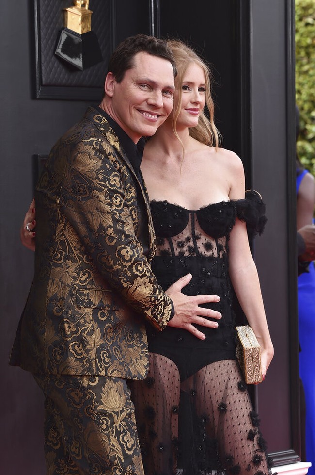 Di karpet merah, DJ Tiesto tak cuma ingin memamerkan gaya maksimalnya. Momen tersebut juga dimanfaatkan DJ Tiesto untuk mengumumkan istrinya sedang mengandung anak kedua. Ia berpose sambil memegang perut Annika. (Foto: Jordan Strauss/Invision/AP)