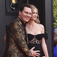 Di karpet merah, DJ Tiesto tak cuma ingin memamerkan gaya maksimalnya. Momen tersebut juga dimanfaatkan DJ Tiesto untuk mengumumkan istrinya sedang mengandung anak kedua. Ia berpose sambil memegang perut Annika. (Foto: Jordan Strauss/Invision/AP)