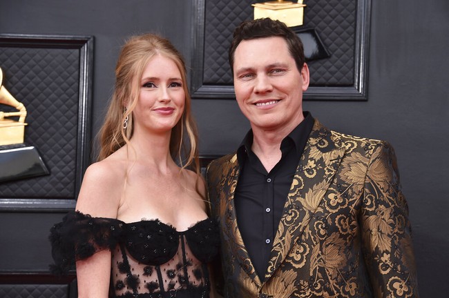 DJ Tiesto dan Annika menikah pada 2019. Dari pernikahan tersebut, mereka telah dikaruniai seorang putri bernama Viola yang kini berusia 16 bulan. (Foto: Jordan Strauss/Invision/AP)