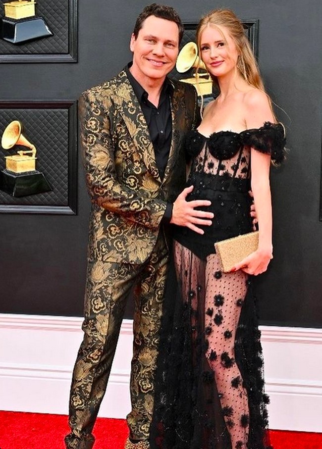 I am having another baby with the love of my life ❤️, tulis pria bernama asli Tijs Michiel Verwest ini di unggahan foto penampilan mereka di Grammy. (Foto: Instagram/@tiesto)