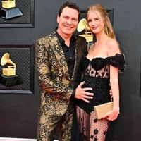 I am having another baby with the love of my life ❤️, tulis pria bernama asli Tijs Michiel Verwest ini di unggahan foto penampilan mereka di Grammy. (Foto: Instagram/@tiesto)