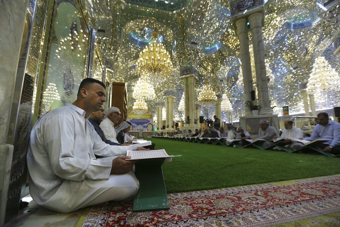 Muslim Syiah berdoa di tempat suci Imam Ali di Najaf, 160 km selatan Ibu Kota Baghdad. Dipenuhi peziarah saat Ramadan.  (AP Photo/ Anmar Khalil)