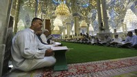Jemaah Syiah membaca ayat suci Al-Quran. Diketahui, polarisasi Syiah dan Sunni bermula dari tragedi Karbala, 1300 tahun lalu.