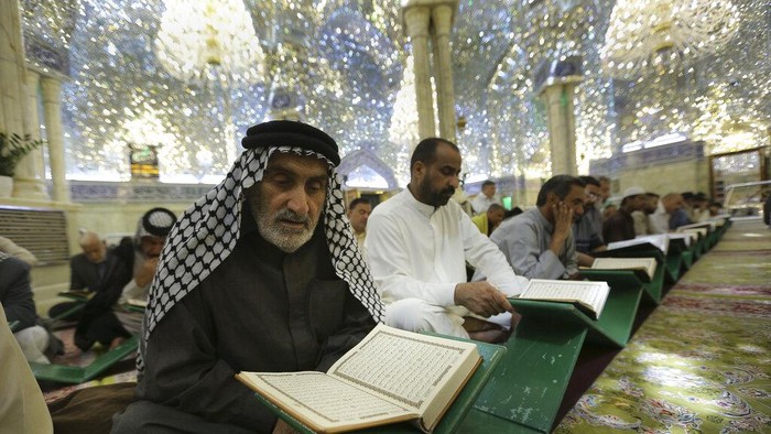 Muslim Syiah berdoa di tempat suci Imam Ali di Najaf, 160 km selatan Ibu Kota Baghdad. Dipenuhi peziarah saat Ramadan.  (AP Photo/ Anmar Khalil)