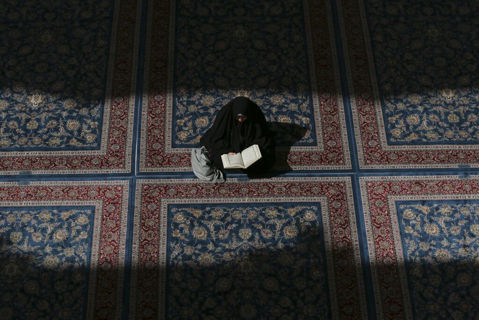 Muslim Syiah berdoa di tempat suci Imam Ali di Najaf, 160 km selatan Ibu Kota Baghdad. Dipenuhi peziarah saat Ramadan.  (AP Photo/ Anmar Khalil)