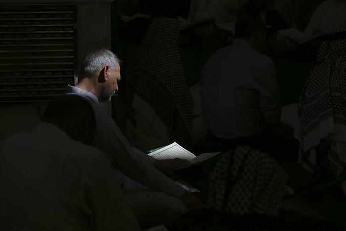 Muslim Syiah berdoa di tempat suci Imam Ali di Najaf, 160 km selatan Ibu Kota Baghdad. Dipenuhi peziarah saat Ramadan.  (AP Photo/ Anmar Khalil)