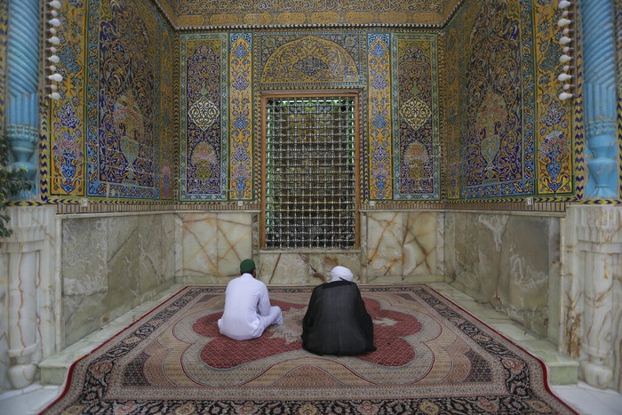 Muslim Syiah berdoa di tempat suci Imam Ali di Najaf, 160 km selatan Ibu Kota Baghdad. Dipenuhi peziarah saat Ramadan.  (AP Photo/ Anmar Khalil)