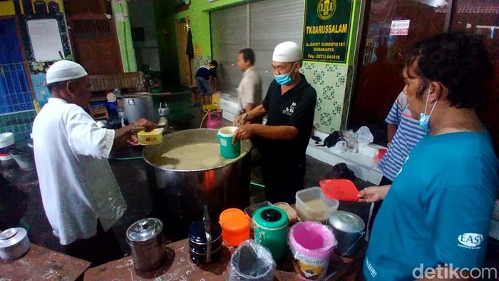 Dua tahun absen karena pandemi, Masjid Darussalam, Serengan, Solo, kembali membagikan bubur samin khas Banjar, Selasa (5/4/2022).