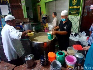 Antrean Bubur Samin Solo Kembali Mengular Usai 2 Tahun Absen